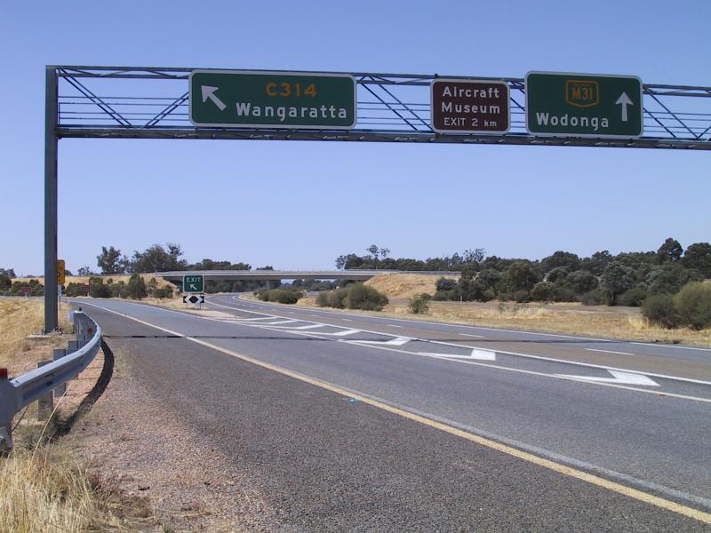 Wangaratta - Southern outskirts of Wangaratta: View north along Hume Fwy at Wangaratta Rd exit