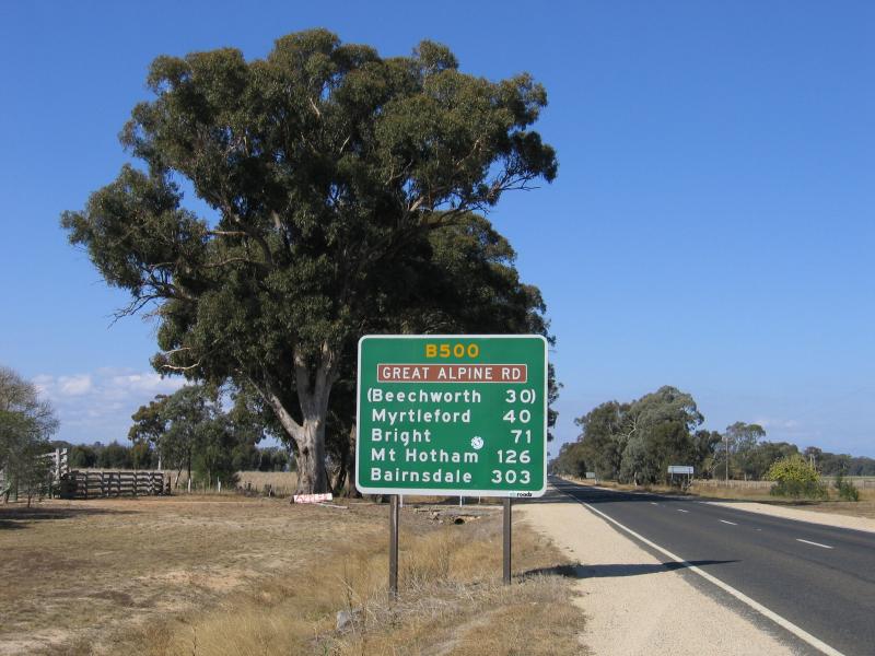 Wangaratta - Great Alpine Road, east of Wangaratta: View east along Great Alpine Road, just east of Hume Freeway interchange