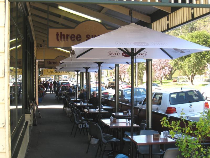 Warburton - Main Warburton commercial centre and shops: Outdoor tables at cafes along Warburton Hwy