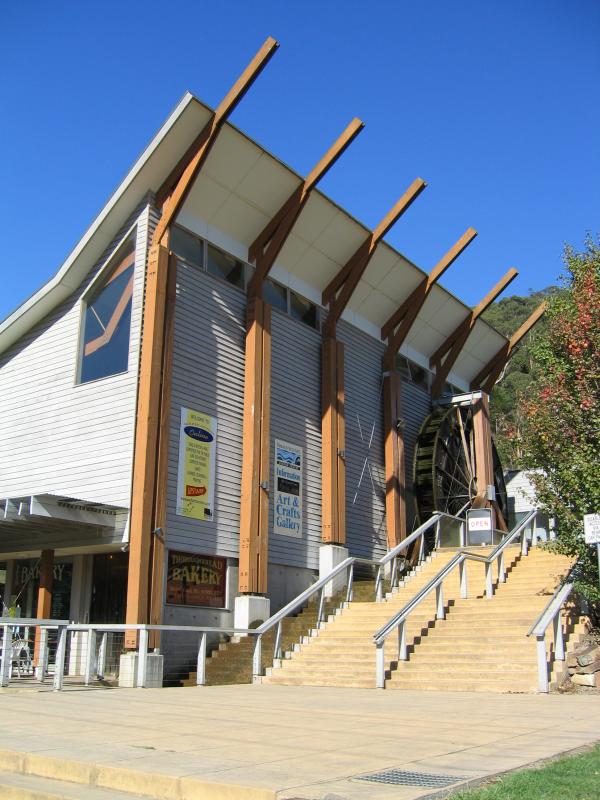 Warburton - Main Warburton commercial centre and shops: Visitor Centre, Warburton Hwy