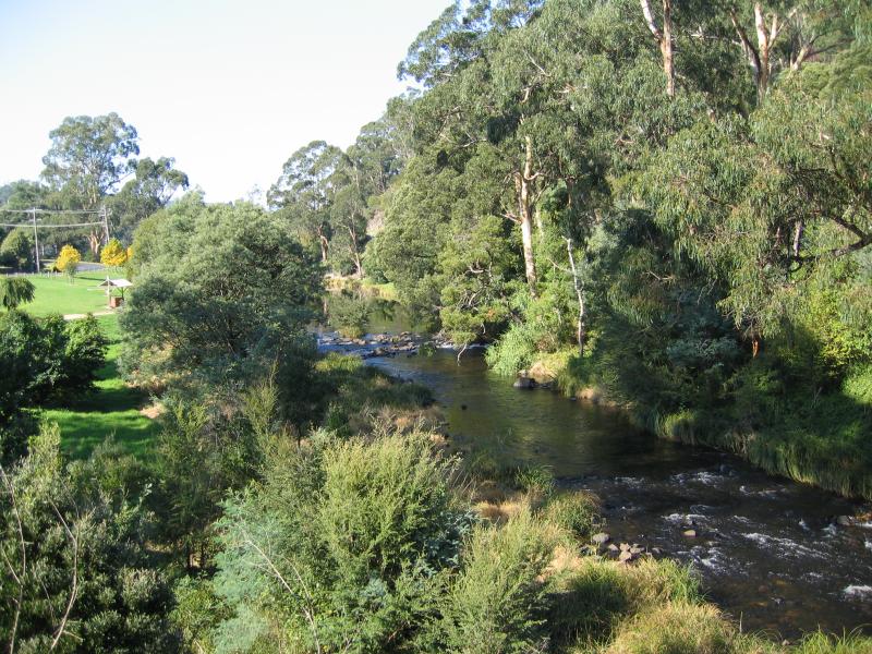 Warburton - Chisholm Park and Brisbane Bridge: View east along Yarra River from Brisbane Bridge