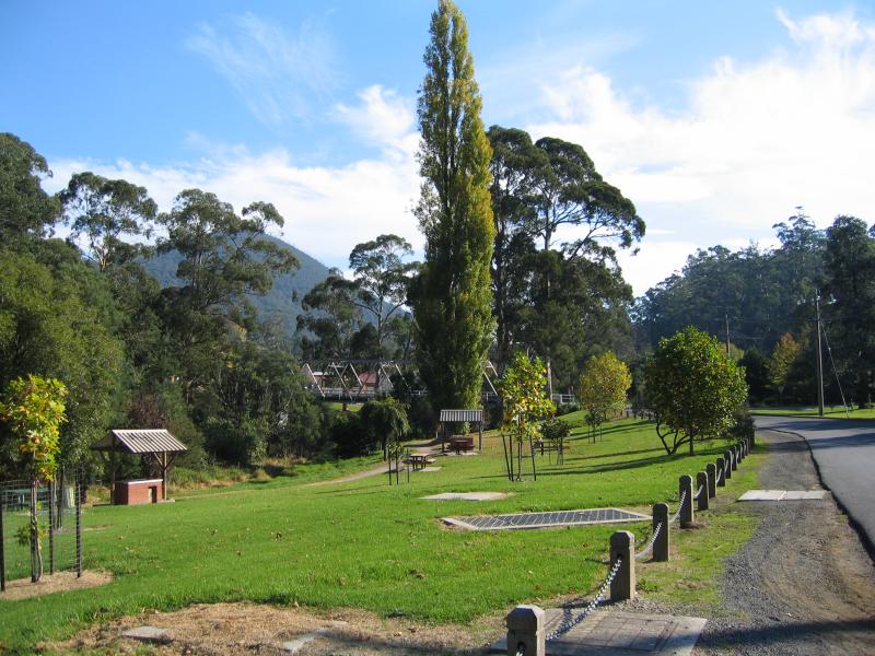 Warburton - Chisholm Park and Brisbane Bridge: View west along Dammans Rd at Chisholm Park