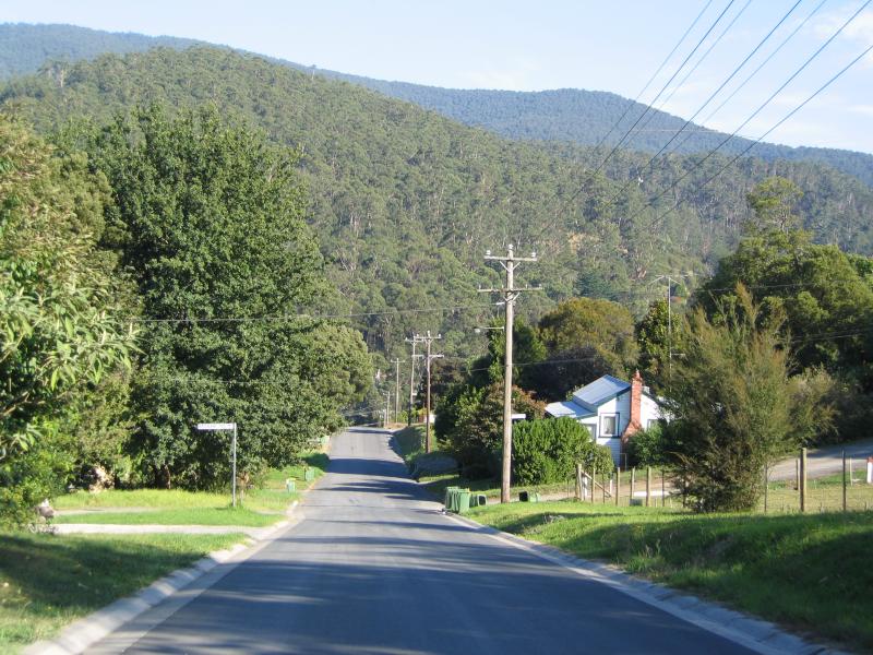 Warburton - Chisholm Park and Brisbane Bridge: View south along Brisbane Hill Rd at Hill Rd