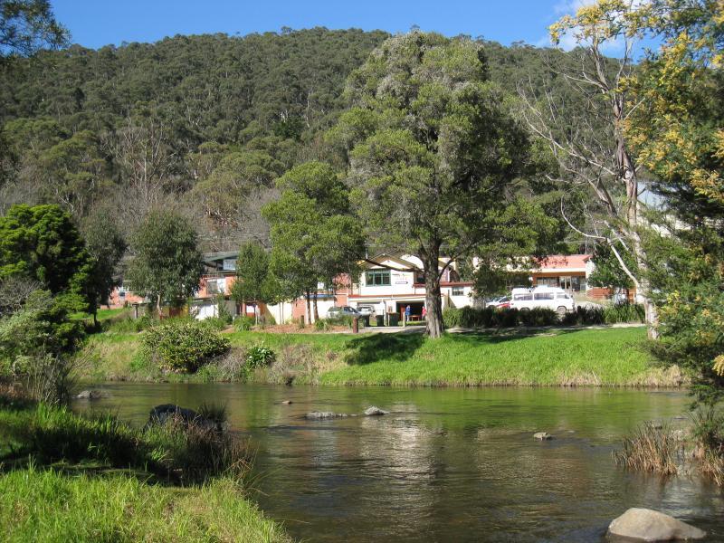 Warburton - Yarra River Walk: View across river to commercial centre near Brisbane Bridge