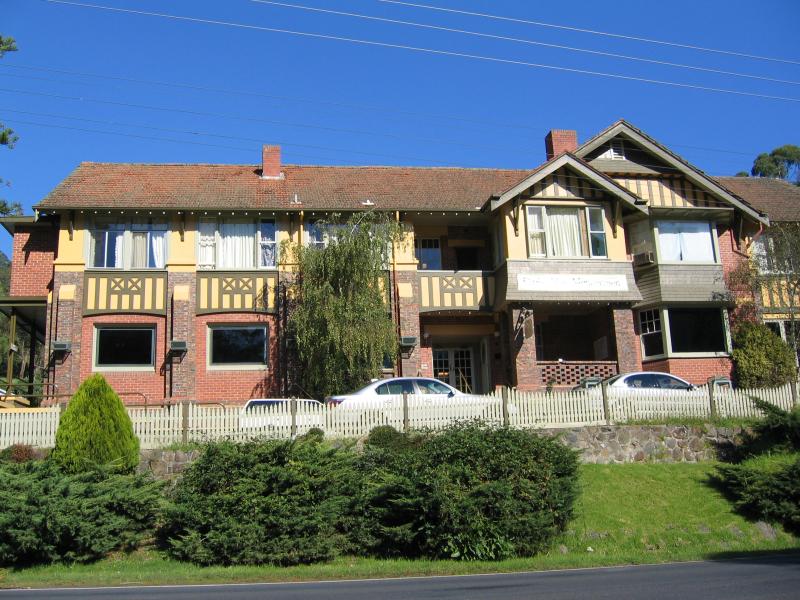 Warburton - Yarra River around Story Reserve, western end end of commercial centre: Alpine Retreat Hotel, Warburton Highway