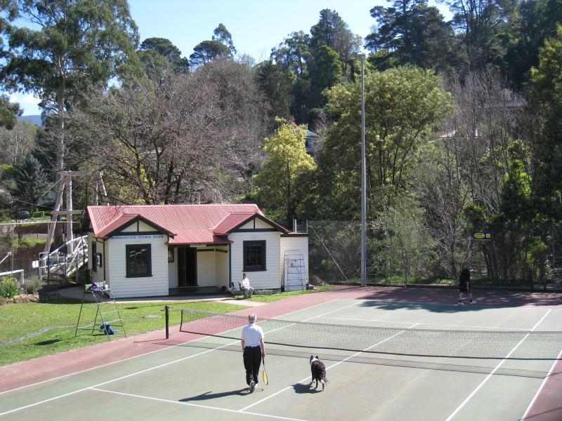 Warburton - Yarra River around Story Reserve, western end end of commercial centre: Tennis courts