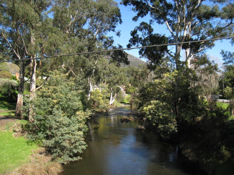 Warburton - Yarra River around Story Reserve, western end end of commercial centre: View west along Yarra River from Swing Bridge