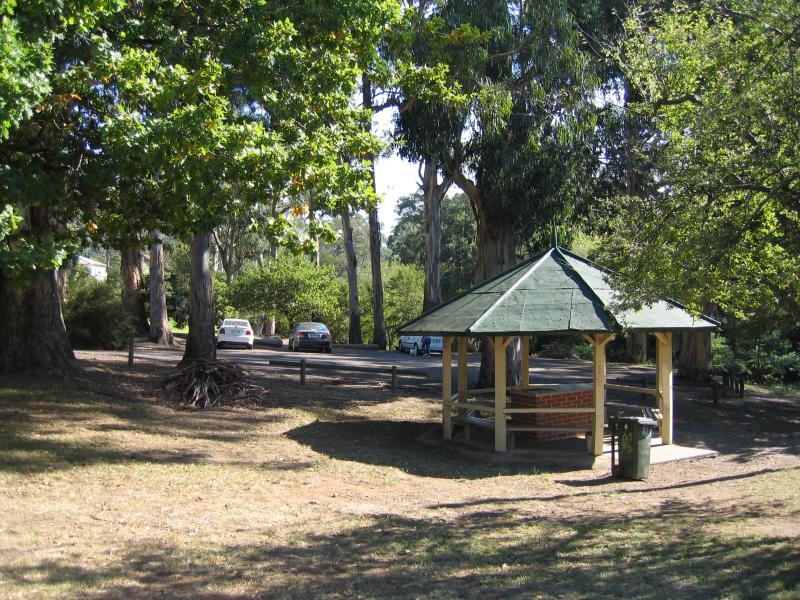Warburton - Yarra River around Story Reserve, western end end of commercial centre: Rotunda and car park at Story Reserve