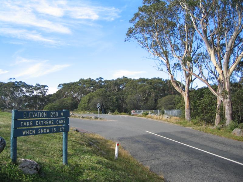 Warburton - Summit of Mount Donna Buang: Entrance to car park at summit