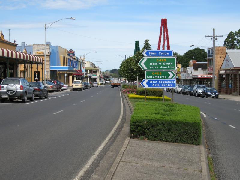 Warragul - Commercial centre and shops: View east along Queen St at Napier St