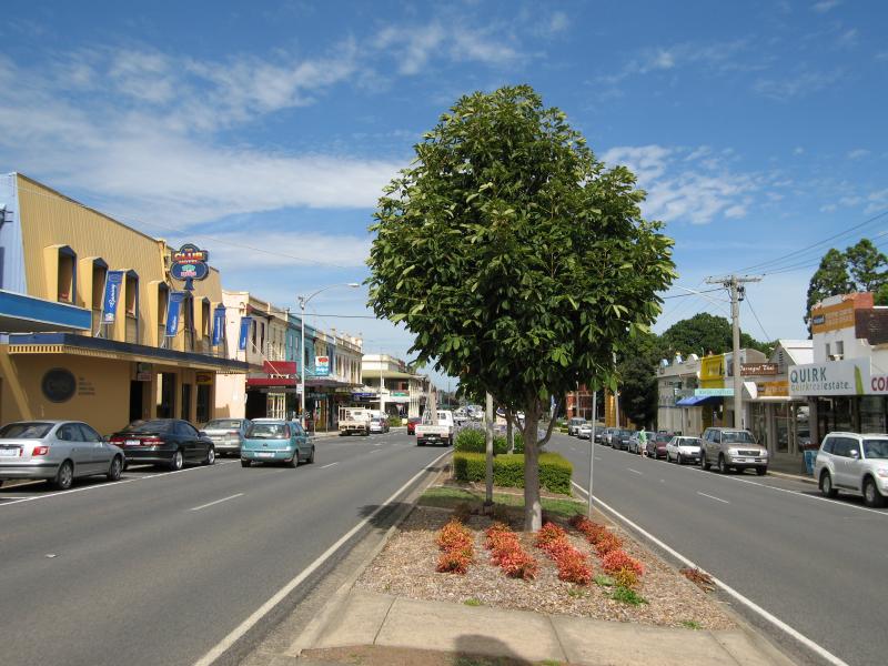 Warragul - Commercial centre and shops - View east along Queen St between Napier St and Victoria St