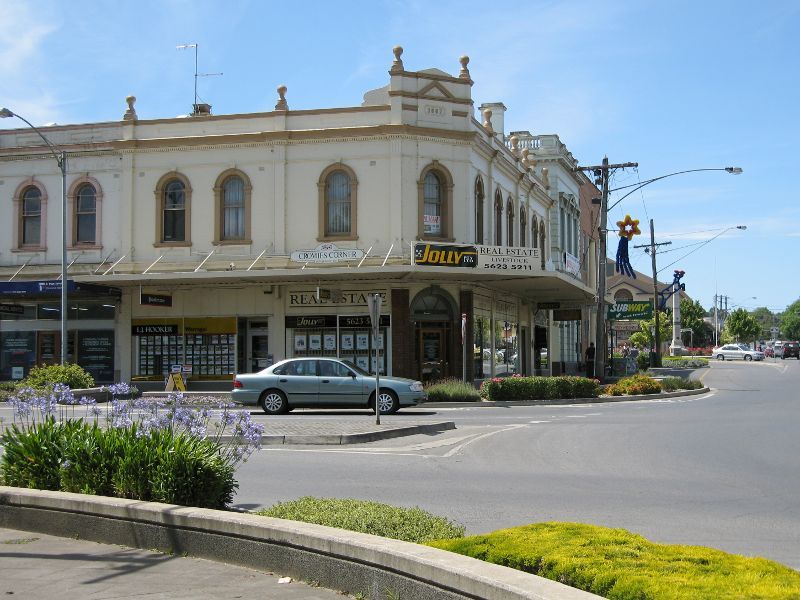 Warragul - Commercial centre and shops - View north along Victoria St at Queen St