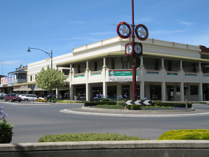 Warragul - Commercial centre and shops - View north along Victoria St at Queen St