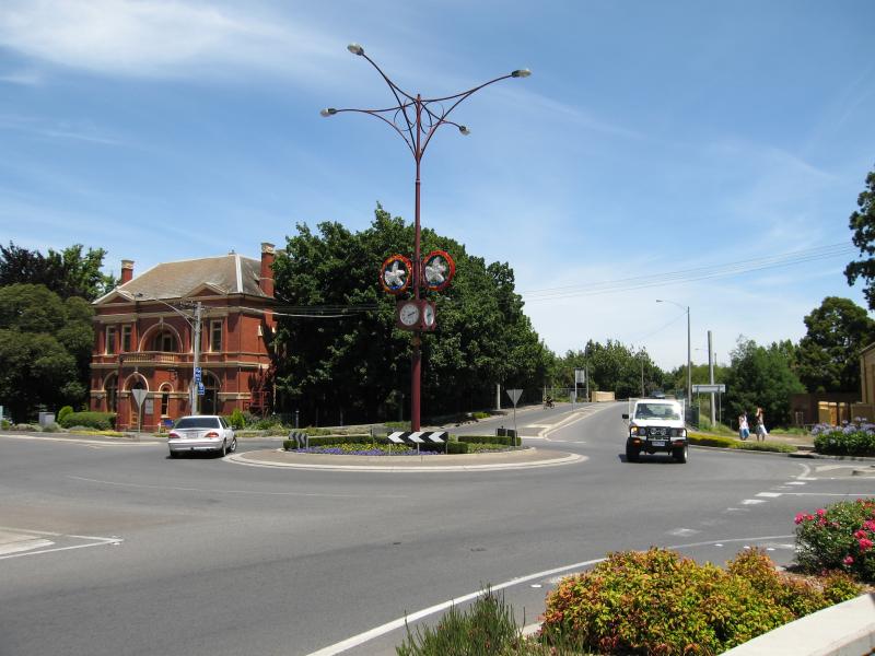 Warragul - Commercial centre and shops - View south along Victoria St at Queen St