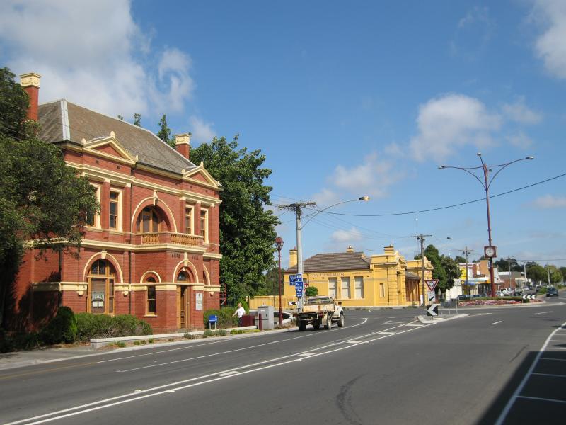Warragul - Commercial centre and shops: View west along Queen St towards Victoria St