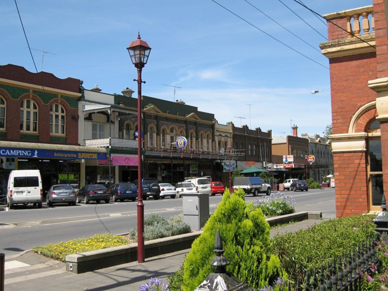 Warragul - Commercial centre and shops - View east along Queen St at Victoria St