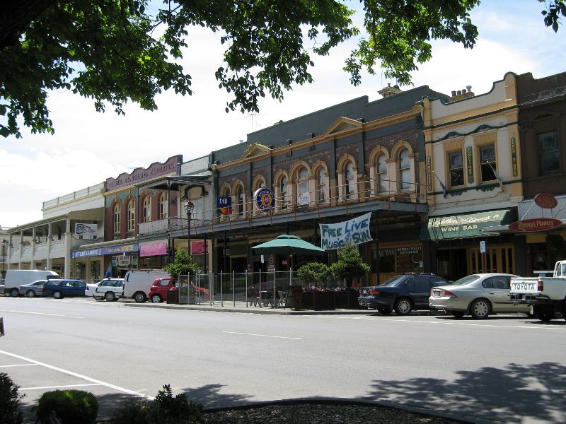 Warragul - Commercial centre and shops - View west along Queen St towards Victoria St
