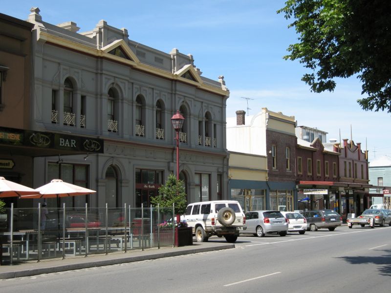 Warragul - Commercial centre and shops: View east along Queen St towards Mason St