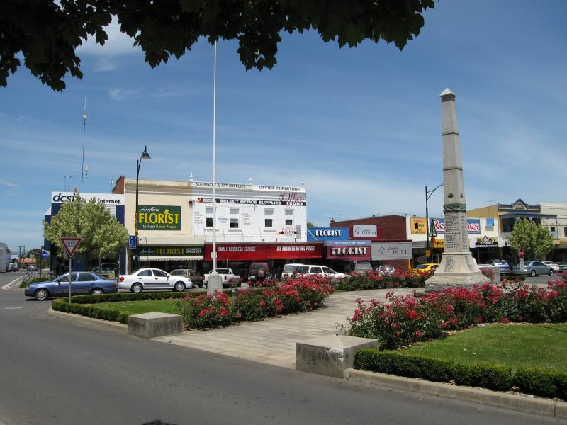Warragul - Commercial centre and shops - View east along Williams St towards Smith St