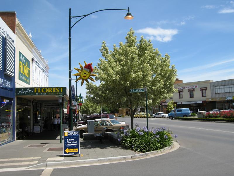 Warragul - Commercial centre and shops: View south along Smith St at Williams St