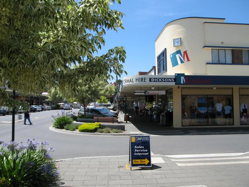 Warragul - Commercial centre and shops - View north along Smith St at Williams St