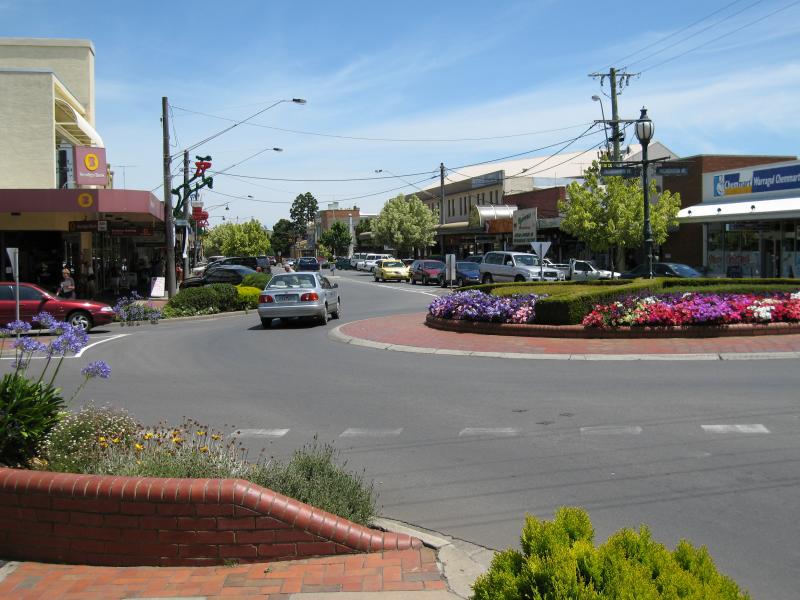 Warragul - Commercial centre and shops - View south along Smith St at Palmerston St