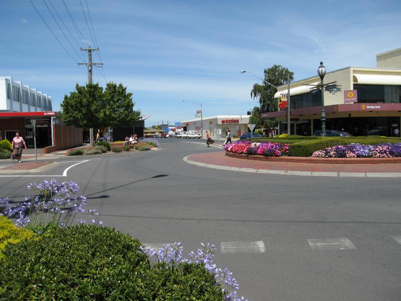 Warragul - Commercial centre and shops: View east along Palmerston St at Smith St