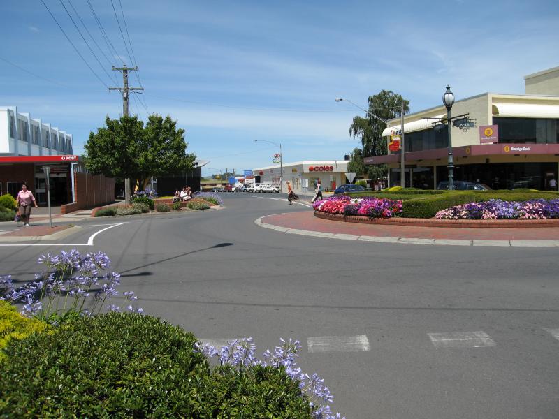 Warragul - Commercial centre and shops - View east along Palmerston St at Smith St