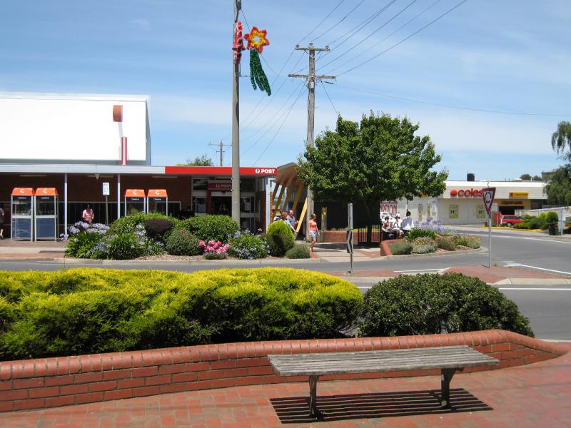 Warragul - Commercial centre and shops: Post Office, view east along Palmerston St at Smith St