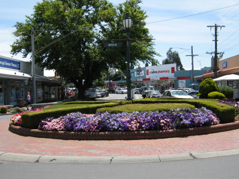 Warragul - Commercial centre and shops - View west along Palmerston St at Smith St