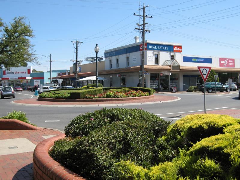 Warragul - Commercial centre and shops: View west along Palmerston St at Smith St