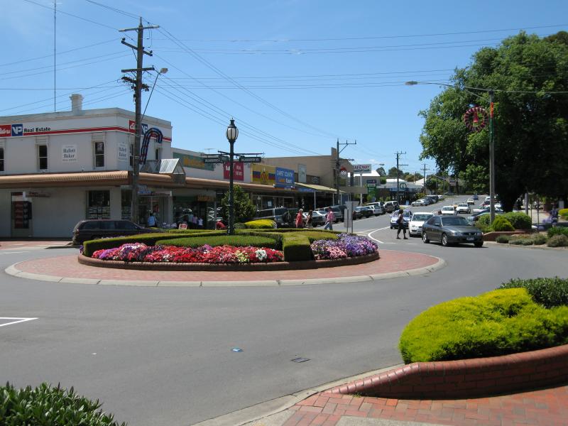 Warragul - Commercial centre and shops: View north along Smith St at Palmerston St