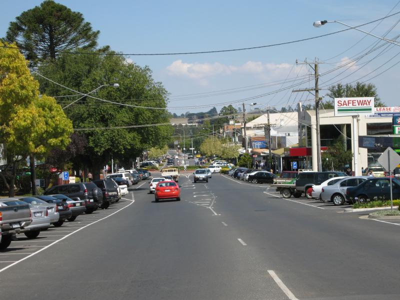 Warragul - Commercial centre and shops: View south along Smith St towards Barkly St