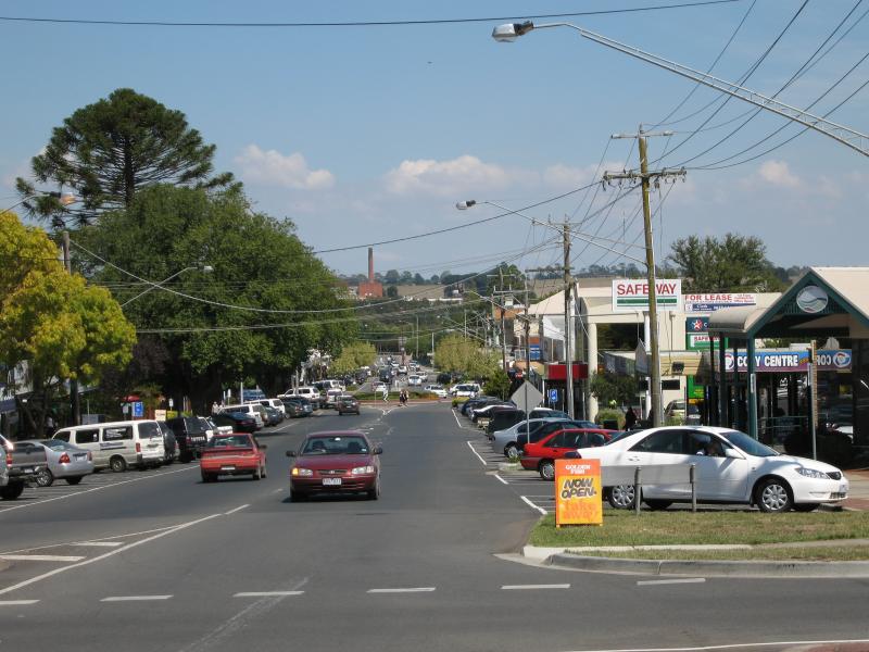 Warragul - Commercial centre and shops - View south along Smith St at Albert St