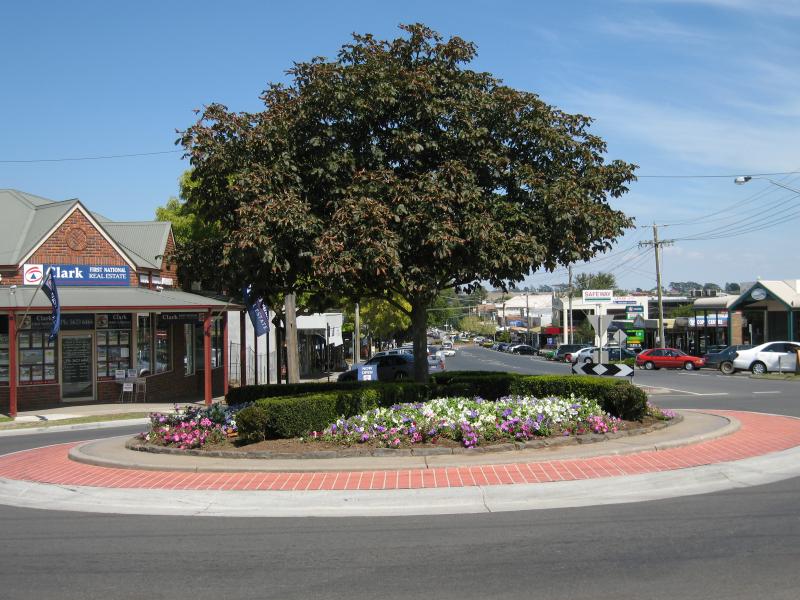 Warragul - Commercial centre and shops: View south along Smith St at Albert St