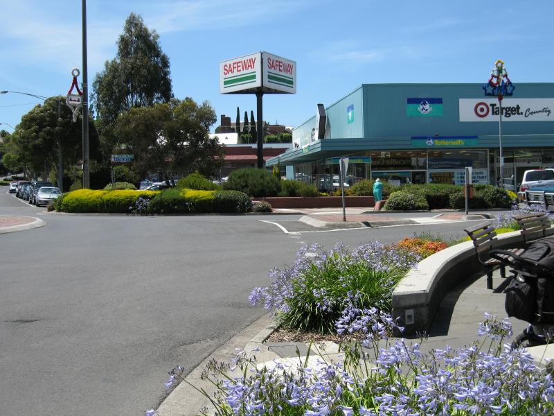 Warragul - Commercial centre and shops: View north along Victoria St at Palmerston St