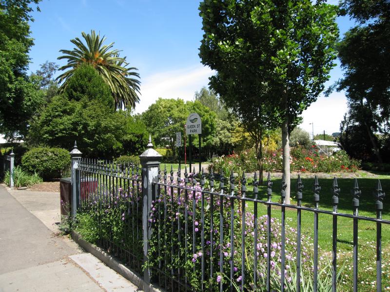 Warragul - Queen Street Park, Queen Street: Entrance to park on Queen St