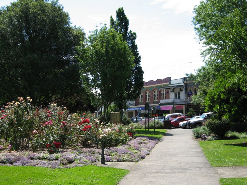 Warragul - Queen Street Park, Queen Street: View through park towards Queen St