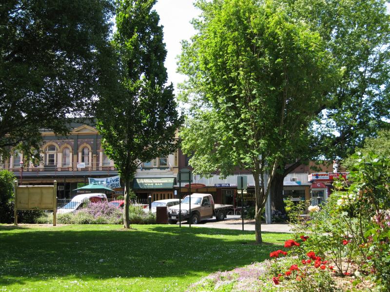 Warragul - Queen Street Park, Queen Street: View through park towards Queen St