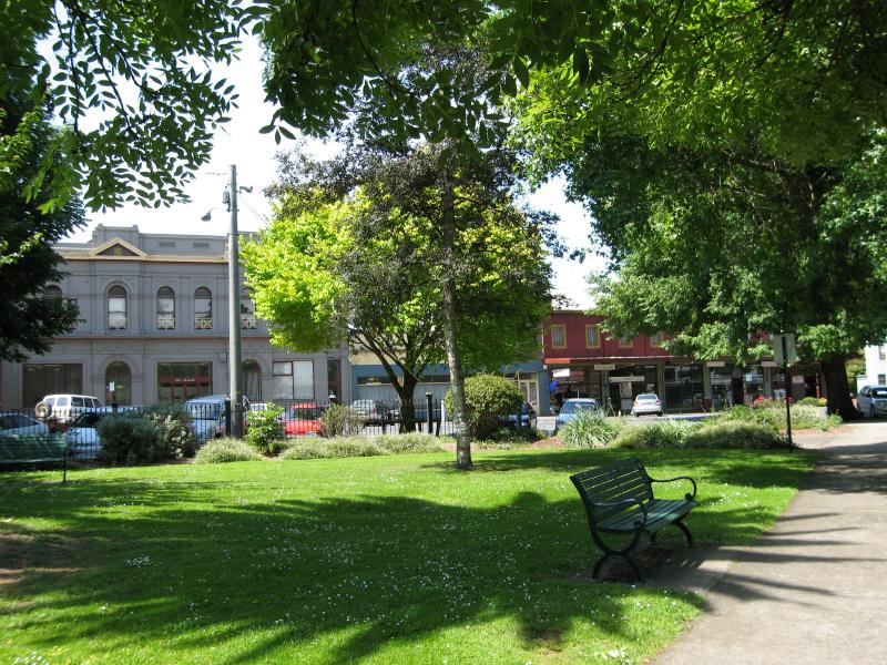 Warragul - Queen Street Park, Queen Street: View through park towards Queen St