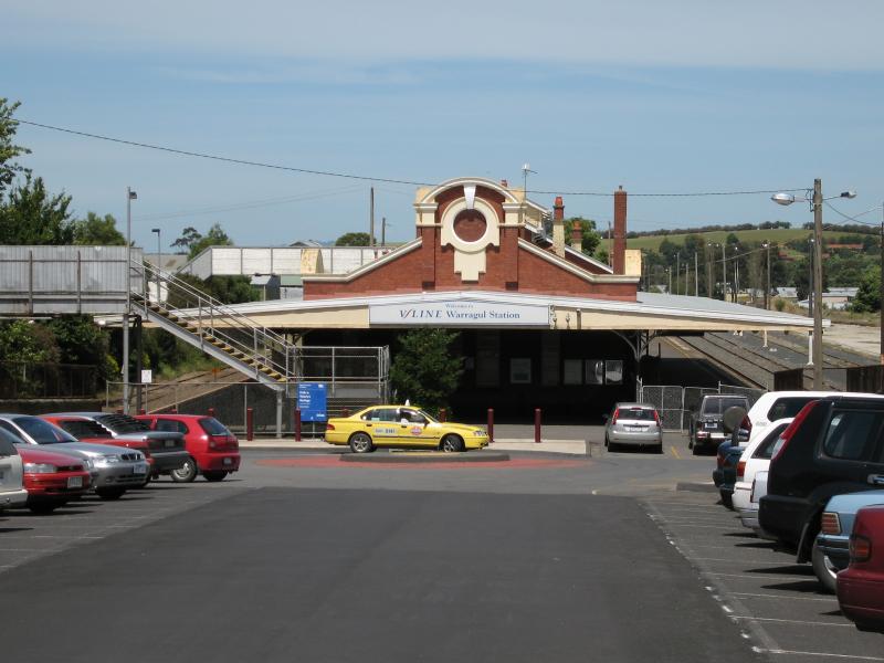 Warragul - Warragul railway station: View towards station from car park
