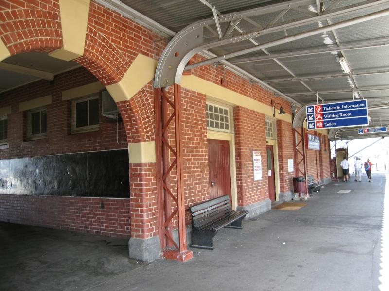 Warragul - Warragul railway station: Station platform