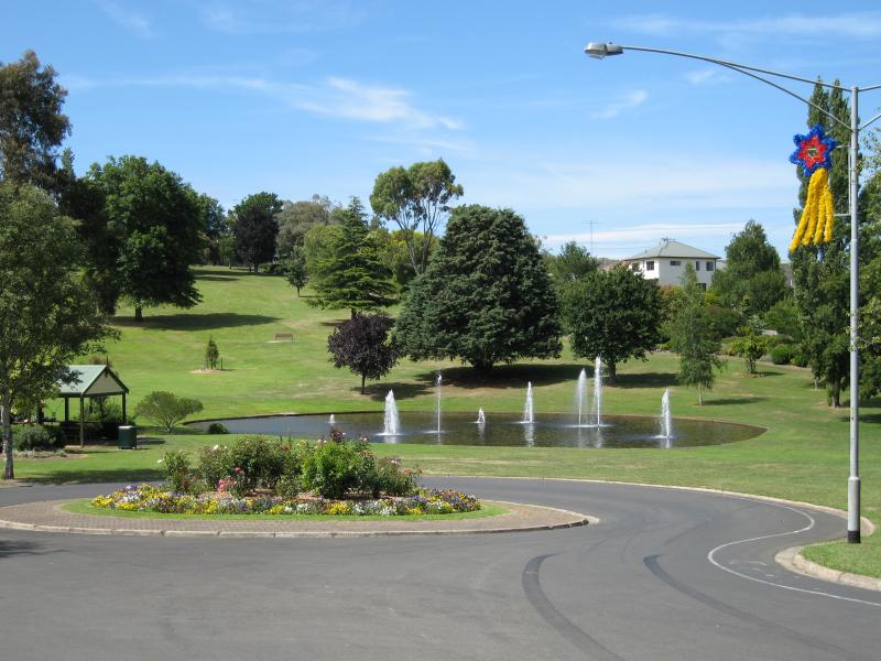 Warragul - Civic Park: View north at end of Civic Pl towards lake