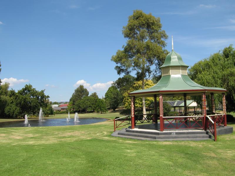 Warragul - Civic Park: Rotunda and lake