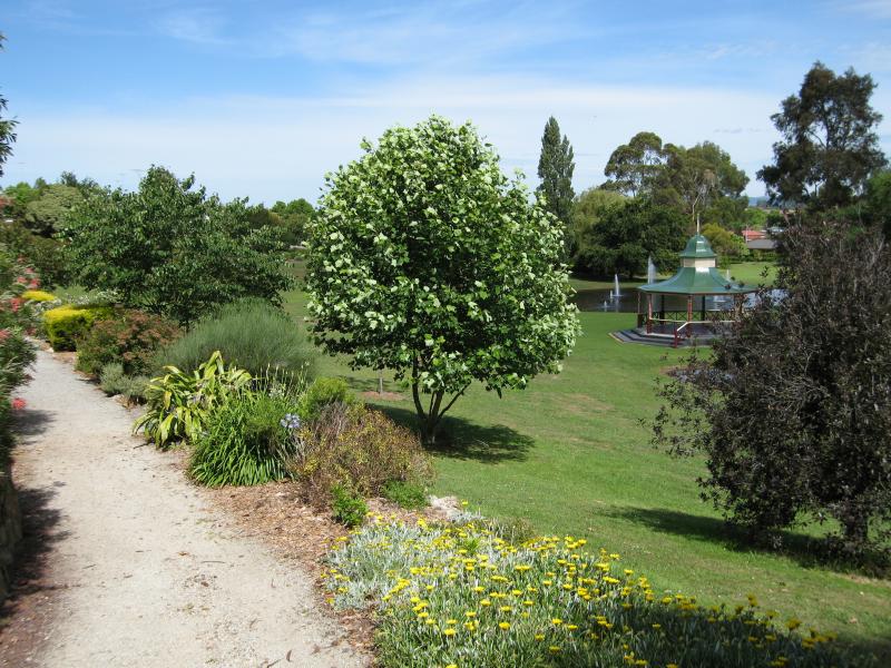 Warragul - Civic Park: Walking track through park