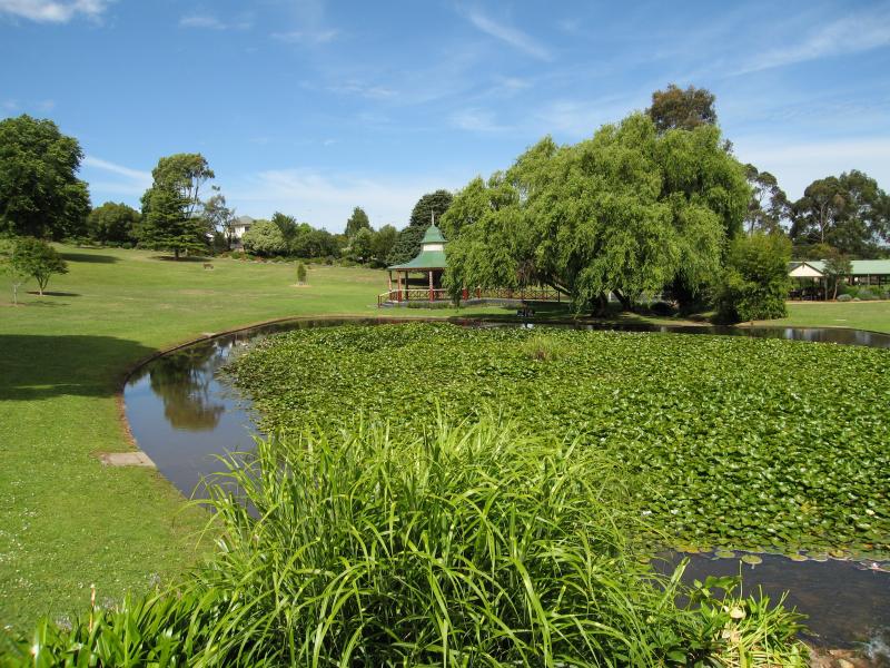 Warragul - Civic Park: View across lake towards rotunda