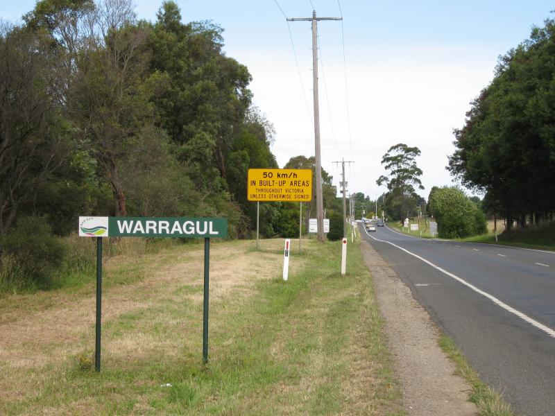 Warragul - Princes Way (Drouin - Warragul Road) - View south-east along Princes Way towards Warragul town sign