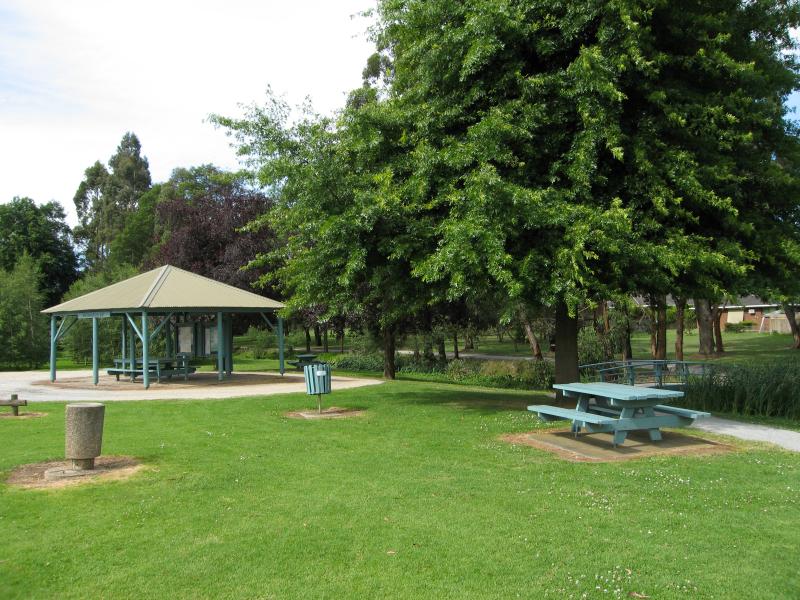 Warragul - Rotary Park, corner Princes Way and Latrobe Street: Information bay and picnic tables