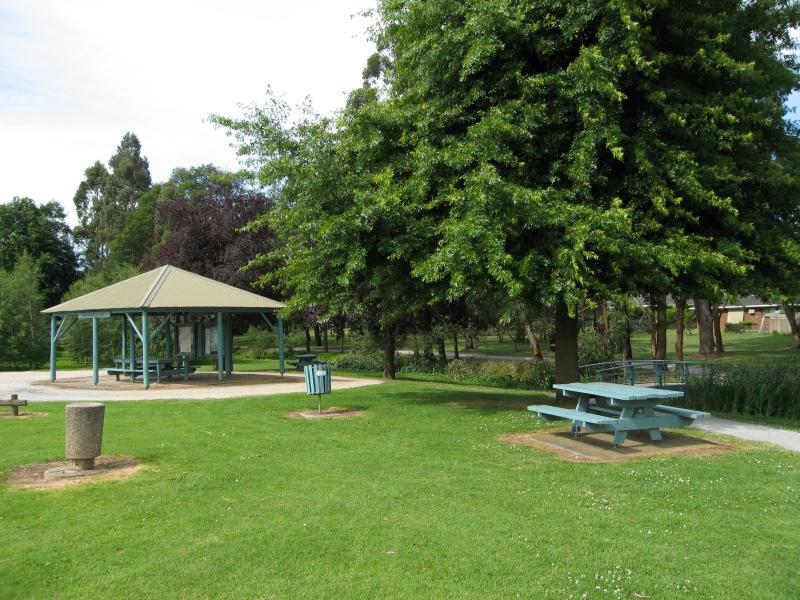 Warragul - Rotary Park, corner Princes Way and Latrobe Street - Information bay and picnic tables