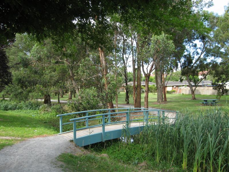 Warragul - Rotary Park, corner Princes Way and Latrobe Street: Footbridge over creek